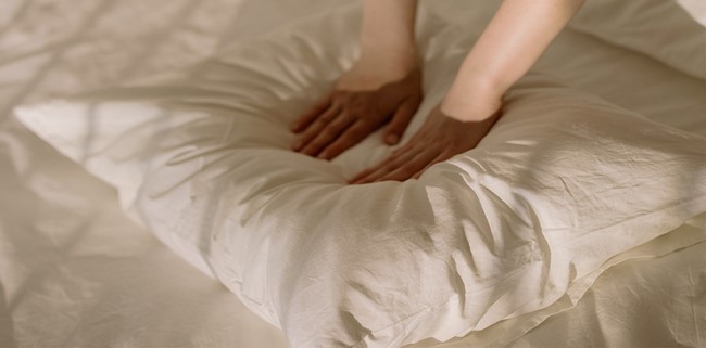 Deux mains nettoient oreiller