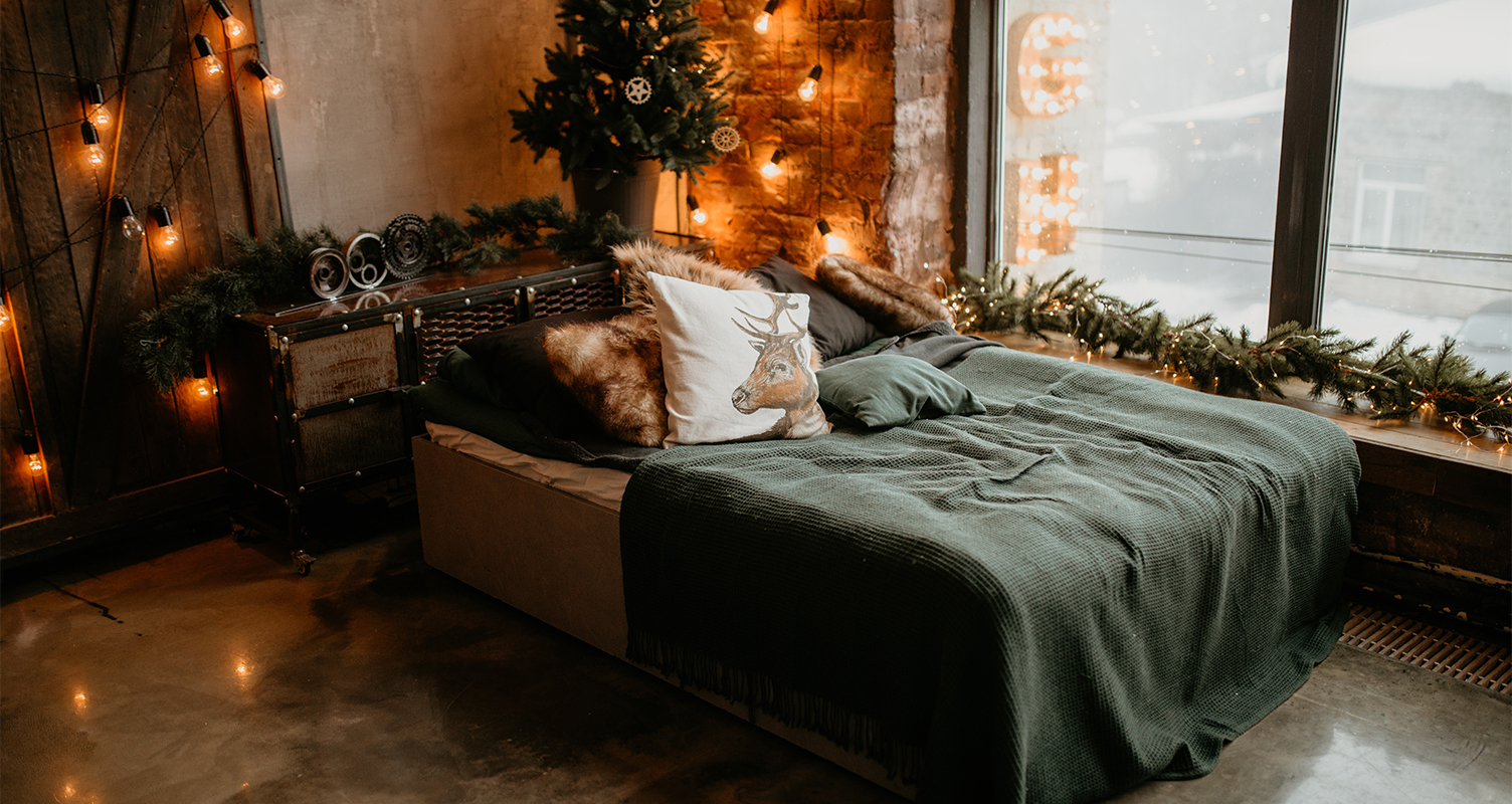 Chambre avec lit préparé pour l'hiver 