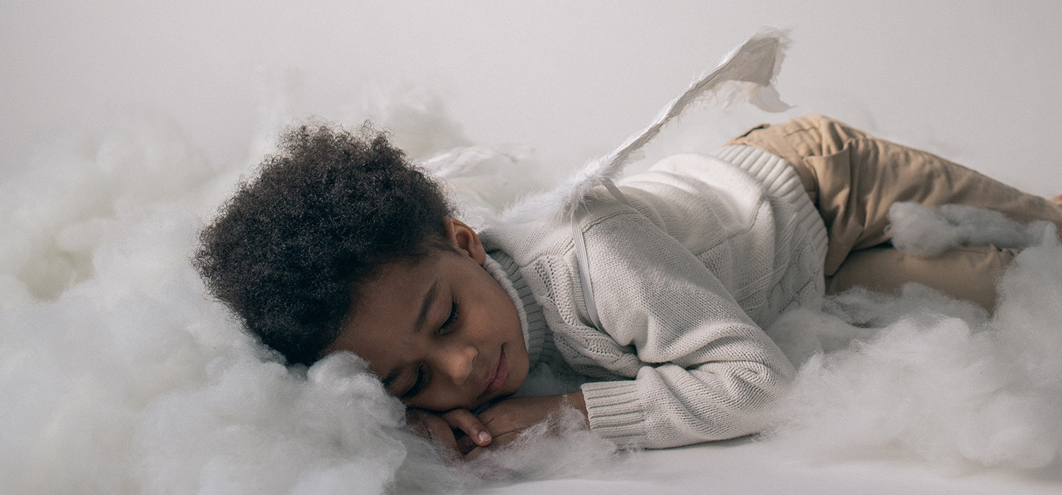 Enfant qui dort dans les nuages