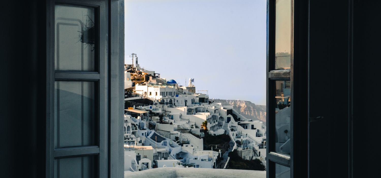 Fenêtre ouverte sur ville grecque