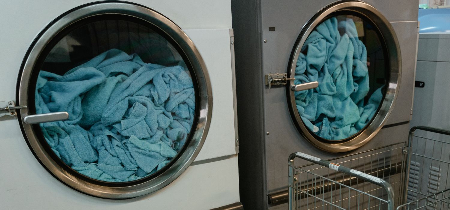 Deux machines à laver industrielles pleines