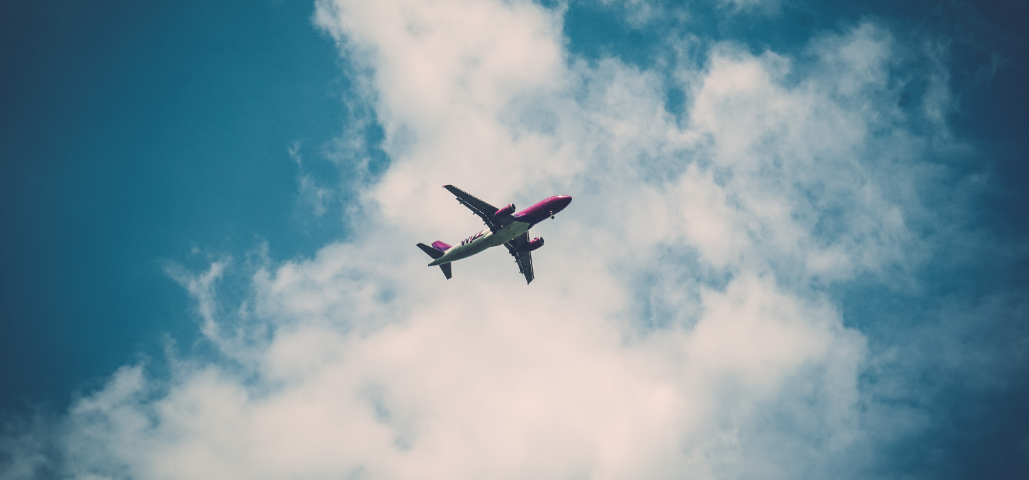 Avion en vol dans le ciel illustrant un voyage.