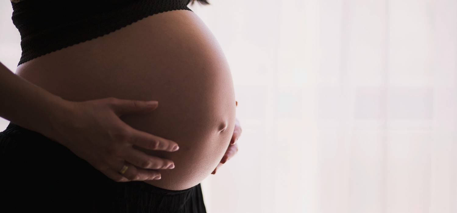 Femme enceinte tenant son ventre