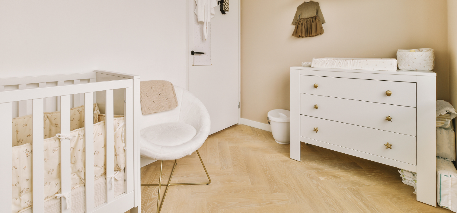 Chambre de b&eacute;b&eacute; am&eacute;nag&eacute;e avec un lit &agrave; barreaux et une table &agrave; langer.