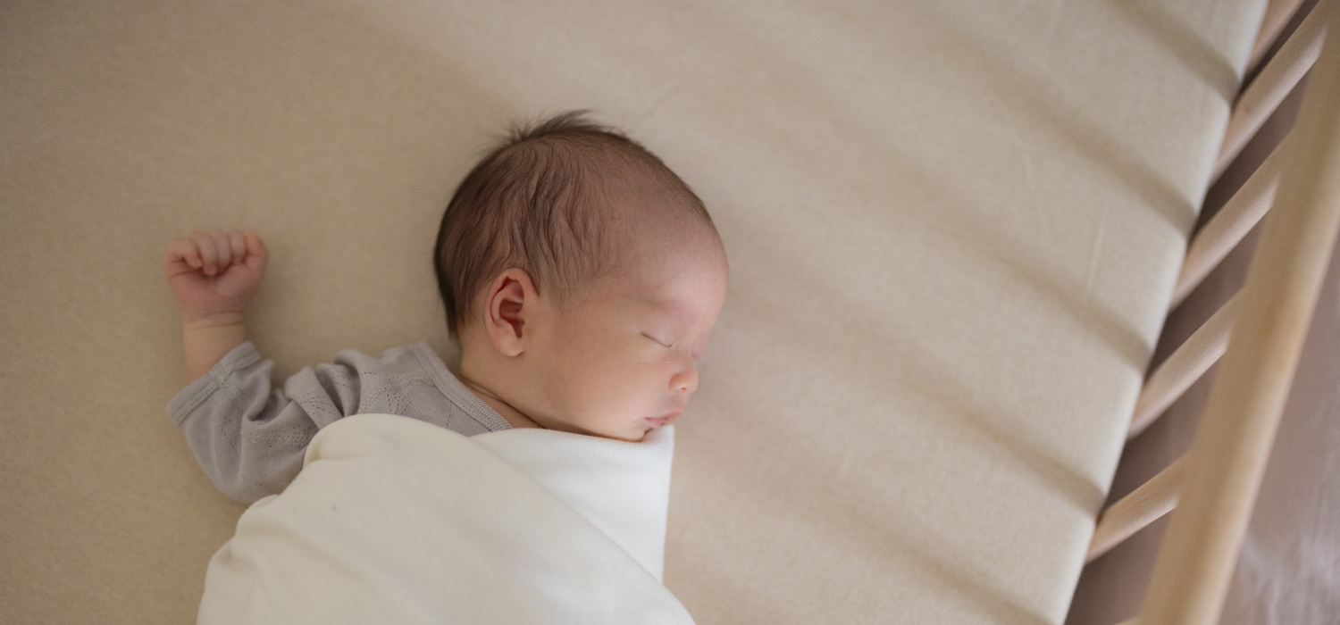 B&eacute;b&eacute; couch&eacute; dans son lit &agrave; barreaux