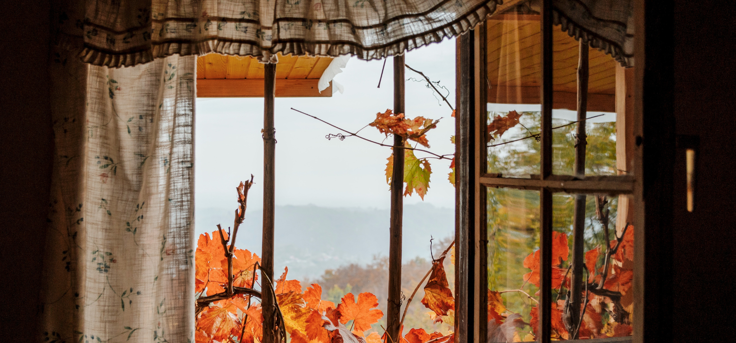 Fen&ecirc;tre ouverte sur un paysage aux couleurs d&rsquo;automne