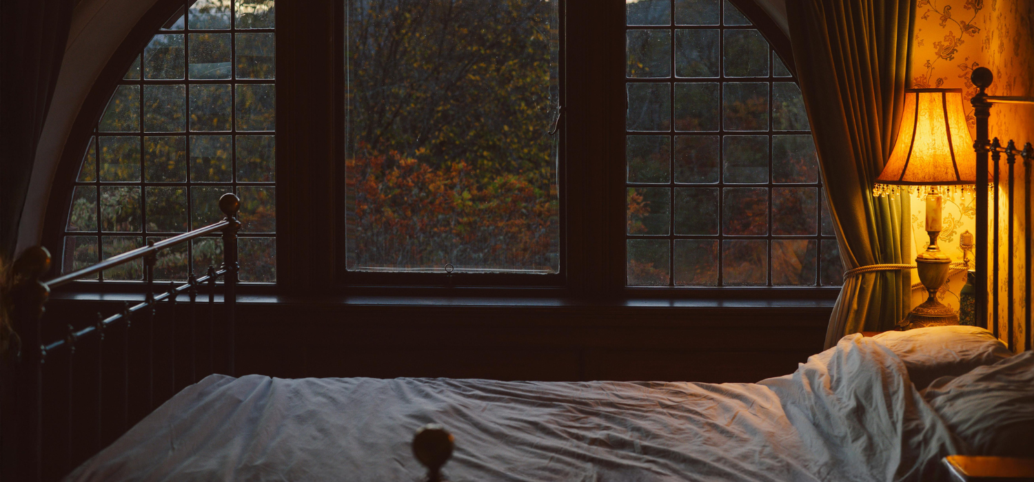 Chambre &agrave; coucher en automne avec une lumi&egrave;re douce